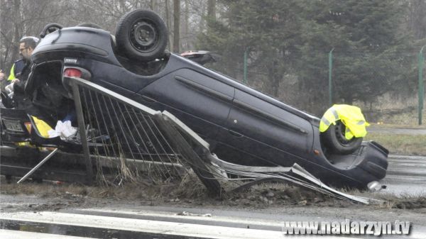 Dachował na trasie Katowickiej